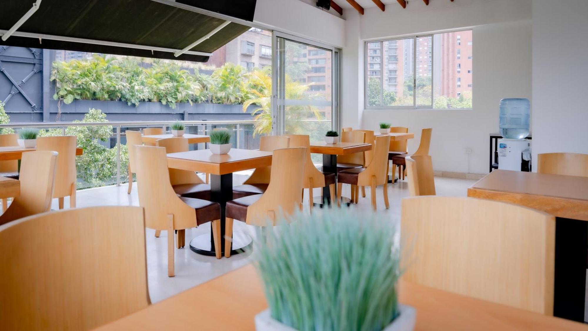 Hotel Madeiro Medellin Bagian luar foto